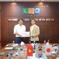 Chủ tịch Đoàn Văn Bình tặng sách cho lãnh đạo, cán bộ quản lý Tập đoàn CEO - Tập đoàn CEO